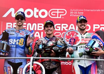 PELUMBA Ducati, Marc Marquez (tengah) memegang trofi ketika menjuarai Grand Prix Itali bergambar bersama tempat kedua, Alex Marquez (kiri) dan ketiga, Fabio Di Giannantonio (kanan) di Mugello, hujung minggu lalu. - AFP
