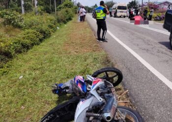 KEADAAN motosikal mangsa selepas terlibat kemalangan maut di Kilometer 8, Jalan Mawai-Kuala Sedili, di sini hari ini.