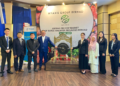 TAN Hwa Sing (empat dari kiri) bersama barisan kumpulan di Bursa Malaysia hari ini.