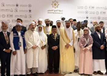 MOHD. Na’im Mokhtar (tengah) bergambar bersama sebahagian menteri-menteri agama negara luar di Jeddah hari ini.