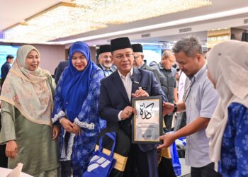 MOHD. Na’im Mokhtar beramah mesra dengan penerima anugerah pada Majlis Apresiasi Ejen Kutipan Zakat PPZ-MAIWP 2025 di Ideas Hotel Kuala Lumpur di sini hari ini. - UTUSAN/SYAKIR RADIN