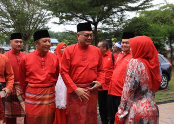 AHMAD Jazlan Yaakub (kiri) mengiringi Shamsul Anuar Nasarah untuk merasmikan Mesyuarat Perwakilan Wanita Umno Bahagian Machang 2025 di Pusat Transformasi Ilmu Bukit Tiu, Machang, Kelantan. - UTUSAN/KAMARUL BISMI KAMARUZAMAN