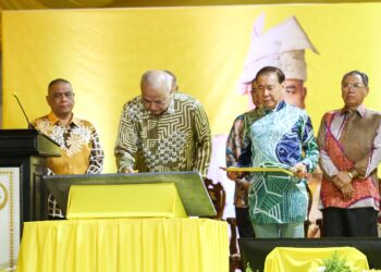 SULTAN Nazrin Muizzuddin Shah merasmikan majlis pelancaran Zakat Perak Al-Ridzuan di Ipoh hari ini. - UTUSAN/MUHAMAD NAZREEN SYAH MUSTHAFA