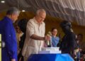 SULTAN Nazrin Muizzuddin Shah menyempurnakan majlis perasmian Dataran Waterfront Bagan Datuk hari ini. - UTUSAN