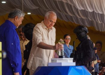 SULTAN Nazrin Muizzuddin Shah menyempurnakan majlis perasmian Dataran Waterfront Bagan Datuk hari ini. - UTUSAN