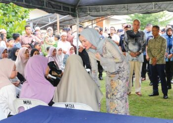 SULTAN Nazrin Muizzuddin Shah dan Raja Permaisuri Perak, Tuanku Zara Salim  menziarahi keluarga mangsa kemalangan melibatkan pelajar UPSI di Jabatan Forensik Hospital Raja Permaisuri Bainun (HRPB) di Ipoh.