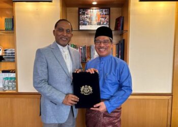 SUFIAN Jusoh bersama Menteri Pendidikan Tinggi Datuk Seri Dr. Zambry Abdul Kadir semasa pelantikannya sebagai Naib Canselor Universiti Kebangsaan Malaysia (UKM) yang baharu.