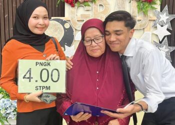 MUHAMMAD Helmi Khai Said Bakht Shah (kanan) memeluk erat neneknya ketika menunjukkan keputusan cemerlang dalam peperiksaan STPM 2024, kelmarin. – UTUSAN/ASYRAF MUHAMMAD