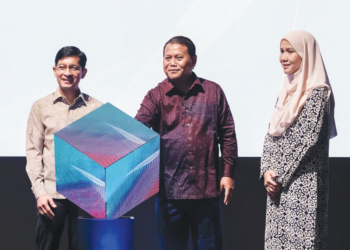 NOR Azmie Diron (tengah) bersama Ketua Pegawai Eksekutif Kumpulan Bank Islam, Datuk Mohd. Muazzam Mohamed (kiri) merasmikan majlis Persidangan Kelestarian Bank Islam 2025 di Grand Hyatt Kuala Lumpur, semalam.