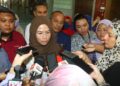NORAINI Ahmad bercakap kepada pemberita selepas melawat dua pelajar UPSI yang dirawat di HRPB di Ipoh, Perak.