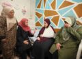 NORAINI Ahmad (dua dari kiri) menyantuni penuntut Universiti Pendidikan Sultan Idris (UPSI), Nur Ain Najwa Mohd. Ilias (dua dari kanan) yang terbabit dalam kemalangan bas di Gerik, Perak di Kampung Gong Kemuntong, Jertih, Besut, Terengganu. - UTUSAN/PUQTRA HAIRRY