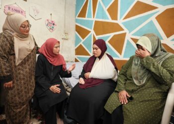 NORAINI Ahmad (dua dari kiri) menyantuni penuntut Universiti Pendidikan Sultan Idris (UPSI), Nur Ain Najwa Mohd. Ilias (dua dari kanan) yang terbabit dalam kemalangan bas di Gerik, Perak di Kampung Gong Kemuntong, Jertih, Besut, Terengganu. - UTUSAN/PUQTRA HAIRRY