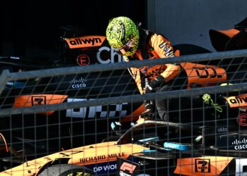 LANDO Norris keluar dari keretanya selepas memenangi Grand Prix (GP) Formula Satu (F1) Austria di litar perlumbaan Red Bull Ring di Spielberg, hari ini. - AFP