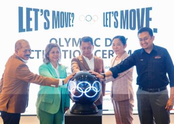 Presiden Majlis Olimpik Malaysia, Tan Sri Mohamad Norza (tengah), dan Pengerusi Perbadanan Stadium Malaysia, Datin Anita Azrina Abdul Aziz (dua dari kiri), melakukan gimik perasmian pada Majlis Pelancaran Hari Olimpik, di Stadium Nasional Bukit Jalil, di sini hari ini. UTUSAN/SHIDDIEQIIN ZON