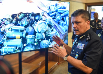 AZMI Abu Kassim menunjukkan gambar e-waste yang dirampas dalam sidang akhbar khas di Ibu Pejabat Polis Bukit Aman, Kuala Lumpur. - UTUSAN/SYAKIR RADIN