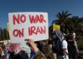 PENUNJUK perasaan membantah penglibatan AS dalam konflik Israel-Iran di Bangunan Persekutuan Westwood di Los Angeles, California, pada 18 Jun lalu.- AFP