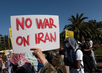 PENUNJUK perasaan membantah penglibatan AS dalam konflik Israel-Iran di Bangunan Persekutuan Westwood di Los Angeles, California, pada 18 Jun lalu.- AFP