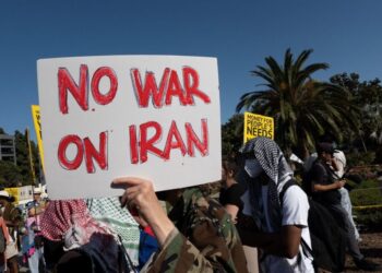 PENUNJUK perasaan membantah penglibatan AS dalam konflik Israel-Iran di Bangunan Persekutuan Westwood di Los Angeles, California, pada 18 Jun lalu.- AFP