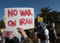 PENUNJUK perasaan membantah penglibatan AS dalam konflik Israel-Iran di Bangunan Persekutuan Westwood di Los Angeles, California, pada 18 Jun lalu.- AFP