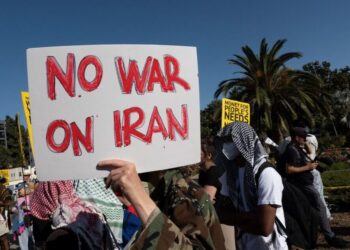 PENUNJUK perasaan membantah penglibatan AS dalam konflik Israel-Iran di Bangunan Persekutuan Westwood di Los Angeles, California, pada 18 Jun lalu.- AFP
