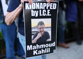 PENUJUK perasaan memegang gambar Mahmoud Khalil ketika membantah pengusiran pendatang ke El Salvador di hadapan Misi Tetap El Salvador ke PBB di New York City, pada 24 April lalu.- AFP