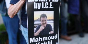 PENUJUK perasaan memegang gambar Mahmoud Khalil ketika membantah pengusiran pendatang ke El Salvador di hadapan Misi Tetap El Salvador ke PBB di New York City, pada 24 April lalu.- AFP