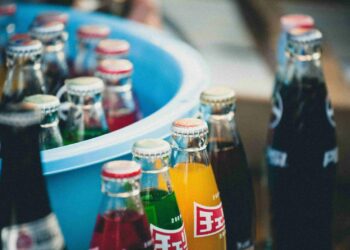 BOTOL kaca mencatatkan purata sekitar 100 zarah mikroplastik bagi setiap liter minuman, lima hingga 50 kali ganda lebih tinggi berbanding botol plastik atau tin.- GAMBAR HIASAN