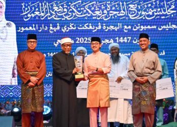ABDUL Rahman Othman (dua dari kiri) ketika menerima anugerah Tokoh Maal Hijrah Peringkat Negeri Pahang di Dewan Jubli Perak Sultan Haji Ahmad Shah di Kuantan, Pahang.