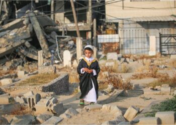 SEORANG kanak-kanak Palestin menziarahi kubur ahli keluarganya ketika sambutan Aidiladha di Nuseirat, di tengah Semenanjung Gaza. – AFP