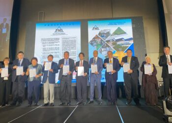 WONG Voon Ten (lima kiri) dan Wong Nyeon Thiat (tiga kiri) bersama pengurusan tertinggi semasa pelancaran prospektus Pan Merchant Bhd ke Pasaran ACE di Kuala Lumpur, semalam. - UTUSAN/SABRINA ZULKIFLI