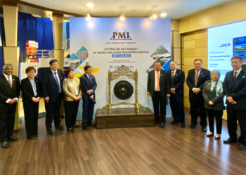 PENGARAH Eksekutif Kumpulan, Wong Nyeon Thiat (empat dari kiri), Pengarah Urusan Kumpulan, Wong Voon Ten (lima dari kanan) bersama barisan kumpulan di Bursa Malaysia, hari ini.-UTUSAN/SABRINA ZULKIFLI