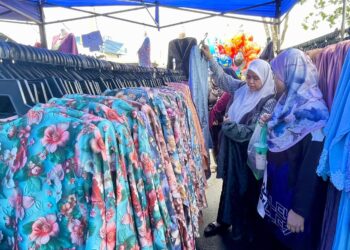 ORANG ramai tidak melepaskan peluang membeli belah di saat-saat akhir menjelang Hari Raya Aidiladha, esok di Pasar Kemboja, Pendang.
