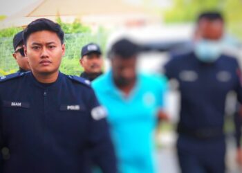 MUHAMMAD Jaya Murugan Abdullah (tengah) semasa dibawa anggota polis untuk menghadiri prosiding pertuduhan kes rogol di Mahkamah Sesyen, Kota Bharu, Kelantan. - UTUSAN/ROSLAWANI CHE SOH.