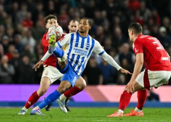 Joao Pedro (tengah) akan menjalani ujian perubatan sebelum menyertai skuad Chelsea dengan nilai 50 juta pound. - AFP