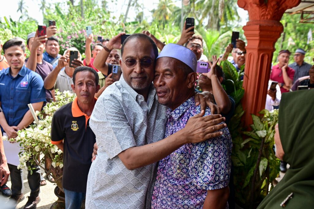 Pantau inisiatif sewa bas persiaran oleh pelajar Pantau inisiatif sewa bas persiaran oleh pelajar