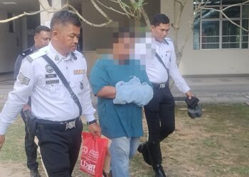PEMANDU bas terlibat kemalangan di JRTB pada Isnin lalu ditahan polis selepas dibenarkan keluar dari Hospital Taiping hari ini. - UTUSAN/WAT KAMAL ABAS