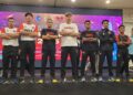 PICET Pansan (kiri) bersama barisan pemain Kelantan Warriors yang akan menggalas tanggungjawab pada saingan STL Premier musim ini. - UTUSAN/MUSTAQIM MOHAMED