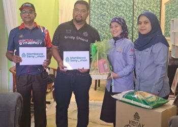 TENGKU Khalidah Tengku Bidin (dua dari kanan) menyantuni Razif Rosli di Taman Metro Pengkalan di Batu Gajah hari ini. - UTUSAN