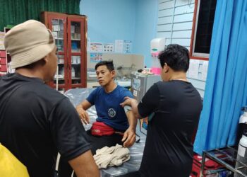 MOHD. Syukrillah Abd. Rahim (tengah) yang dirawat di Klinik Pulau Perhentian selepas bot dinaiki di panah petir di Perairan Pulau Perhentian, Besut, Terengganu.