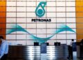 MEMPERKASA Petroliam Nasional Bhd. (Petronas) dalam era ketidaktentuan tenaga global memerlukan pendekatan strategik yang seimbang antara kepentingan ekonomi, sosial dan geopolitik.