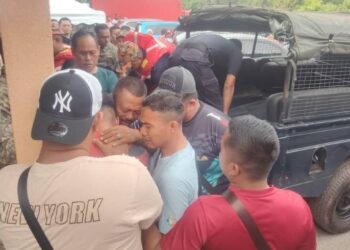ABDUL WAHID Randa ditenangkan rakan semasa jenazah Sakirah Akob ditemukan di Sungai Triang sebelum dibawa ke Hospital Bera, Pahang.