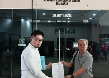 NAIB Presiden Ping Pong Selangor, Datuk Paul Lee Kok Sun (kiri) bersama Setiausaha Kehormatnya, Lim Kian Aik selepas menghantar aduan rasmi kepada Pesuruhjaya Sukan Malaysia (PJS) di sini hari ini.