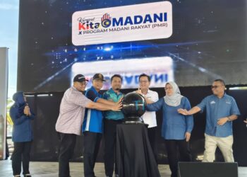 NIK Kamaruzaman Nik Husin (tiga dari kanan) merasmikan PMR dan Karnival Kita Madani di Taman Samudera, Seri Manjung hari ini. - UTUSAN