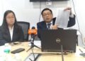 NG Kian Nam (kanan) menunjukkan notis tuntutan saman oleh keluarga dua pelancong warga China yang maut dihempap pokok tahun lalu di George Town, Pulau Pinang, dalam sidang akhbar sebelum ini.