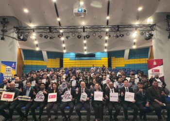 DANIEL Gooi Zi Sen (depan, tengah) pada Majlis Penyampaian Watikah Pelantikan Ahli Sidang Muda 2025 di George Town, Pulau Pinang hari ini.