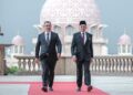 ANWAR Ibrahim bersama Sadyr Zhaparov sempena lawatan rasmi Presiden Republik Kyrgyz ke Malaysia selama dua hari di Bangunan Perdana Putra, Putrajaya, semalam. – UTUSAN/FAIZ ALIF ZUBIR