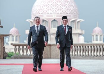 ANWAR Ibrahim bersama Sadyr Zhaparov sempena lawatan rasmi Presiden Republik Kyrgyz ke Malaysia selama dua hari di Bangunan Perdana Putra, Putrajaya, semalam. – UTUSAN/FAIZ ALIF ZUBIR