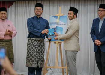 ZULKIFLI Hasan ketika melancarkan Buku Dialog Politik Islam selepas Wacana Siyasah Syar’iyyah di Dewan Sheikh Daud Al-Farhoni, Masjid Tuanku Mizan Zainal Abidin Putrajaya. - UTUSAN/FAIZ ALIF ZUBIR