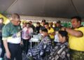 SAIFUDDIN Nasution Ismail (kiri) beramah mesra sewaktu Majlis Peluncuran Kampung Angkat Madani dan Sekolah Angkat Madani Jabatan Sukarelawan Malaysia 2025 di Kuala Berang, Hulu Terengganu, hari ini. - UTUSAN/NOOR HAYATI MAMAT