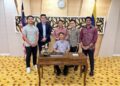 RAFIZI Ramli (tiga dari kiri) merakamkan gambar terakhir bersama para pegawainya ketika mengemas pejabat beliau di Kementerian Ekonomi, Putrajaya, semalam. – FACEBOOK RAFIZI RAMLI